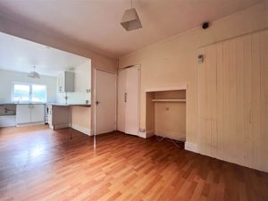 Flat B- click for photo gallery